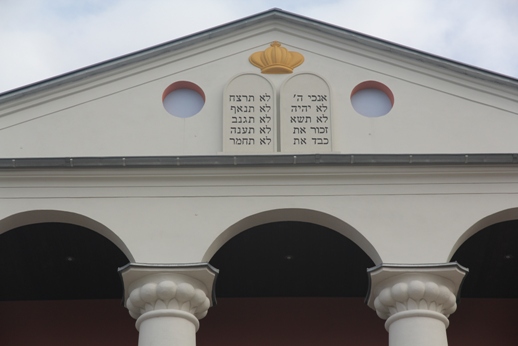 Tablice z góry Synaj na synagodze w Dąbrowie Tarnowskiej  Fot. MN