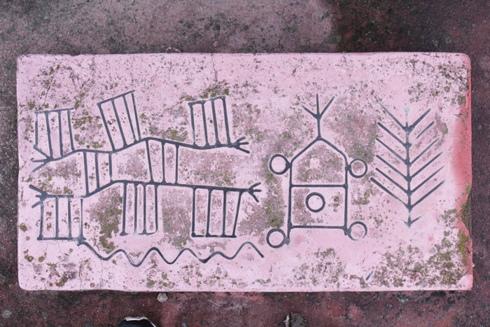 Rysunek z wazy z Bronocic oddany na tablicy pod pomnikiem w miejscu byłych wykopalisk Fot. Marian Nosal