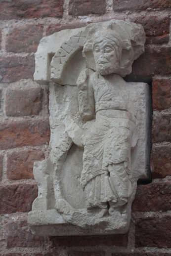 Prawdopodobnie najstarsza na terenie Polski rzeźba chrześcijańska przedstawiająca Chrystusa Pantokratora fot. M.N.